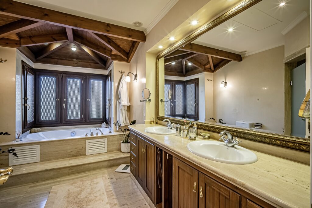 21. BAÑO DORMITORIO PRINCIPAL