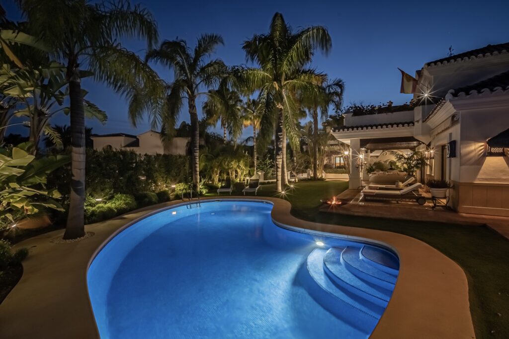 32. EXTERIOR NOCHE-2